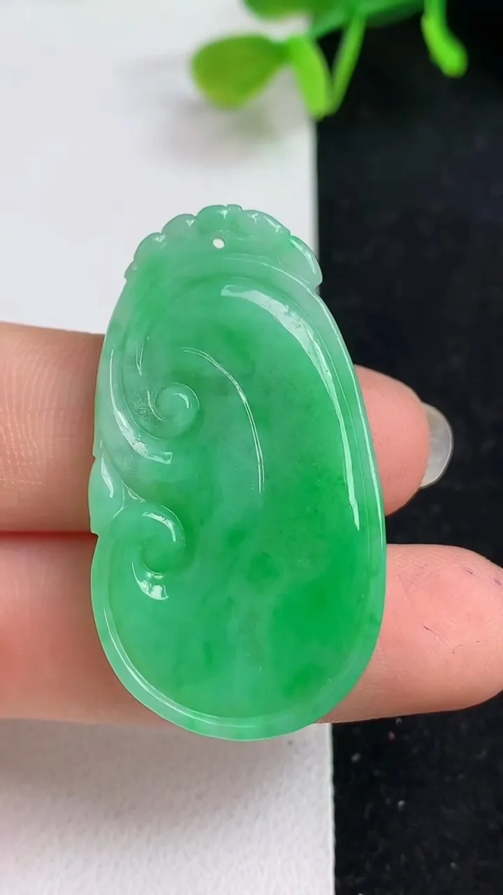 天然A货翡翠如意吊坠，尺寸39.2-21.5-4.3，重量:7.80g
5月19日