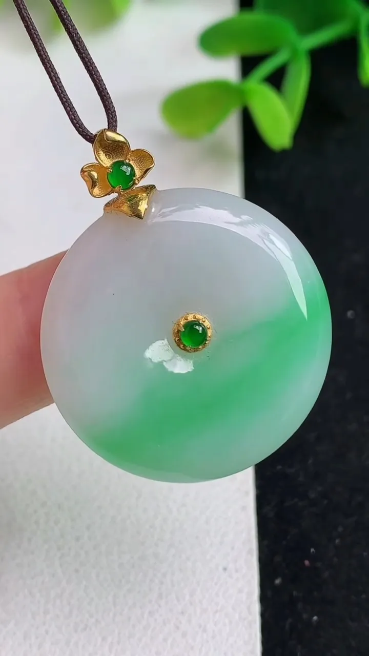 天然A货翡翠平安扣吊坠，尺寸27-4.8，重量:8.00g
5月19日