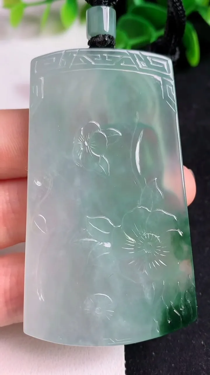 天然A货翡翠大日如来吊坠，尺寸66.7-39-5.4，重量:38.60g
5月19日