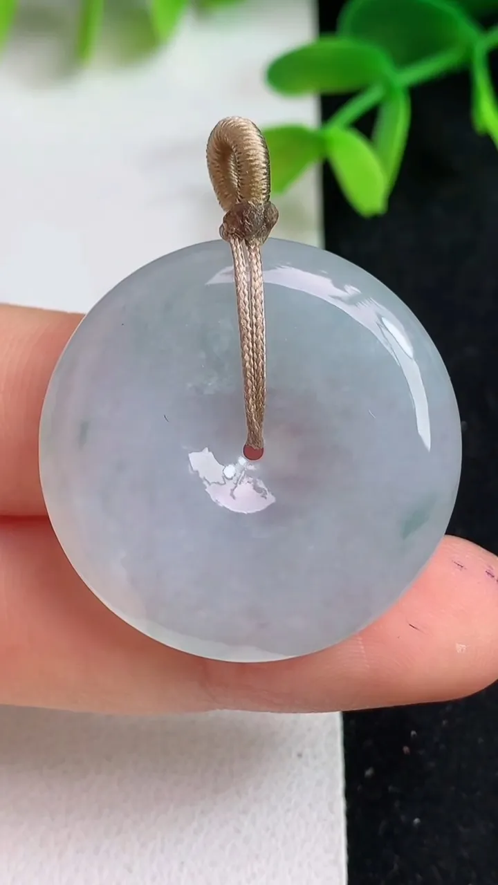 天然A货翡翠白冰平安扣吊坠，尺寸30.6-5.4，重量:11.06g
5月19日