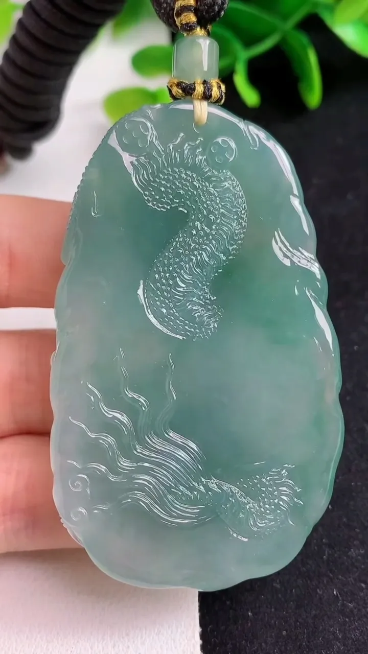 天然A货翡翠龙牌吊坠，尺寸66-40-9，重量:54.41g
5月19日