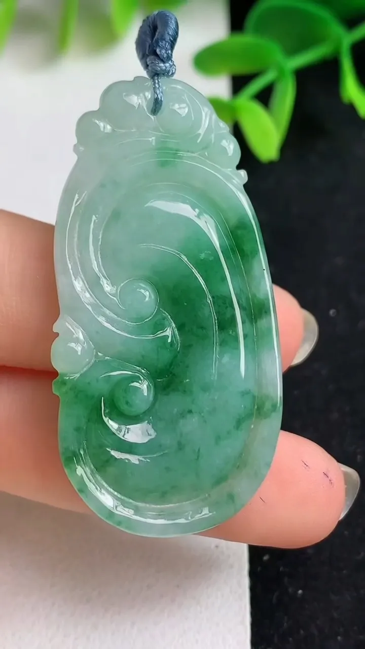 天然A货翡翠如意吊坠，尺寸47-23.5-6，重量:12.89g
5月19日