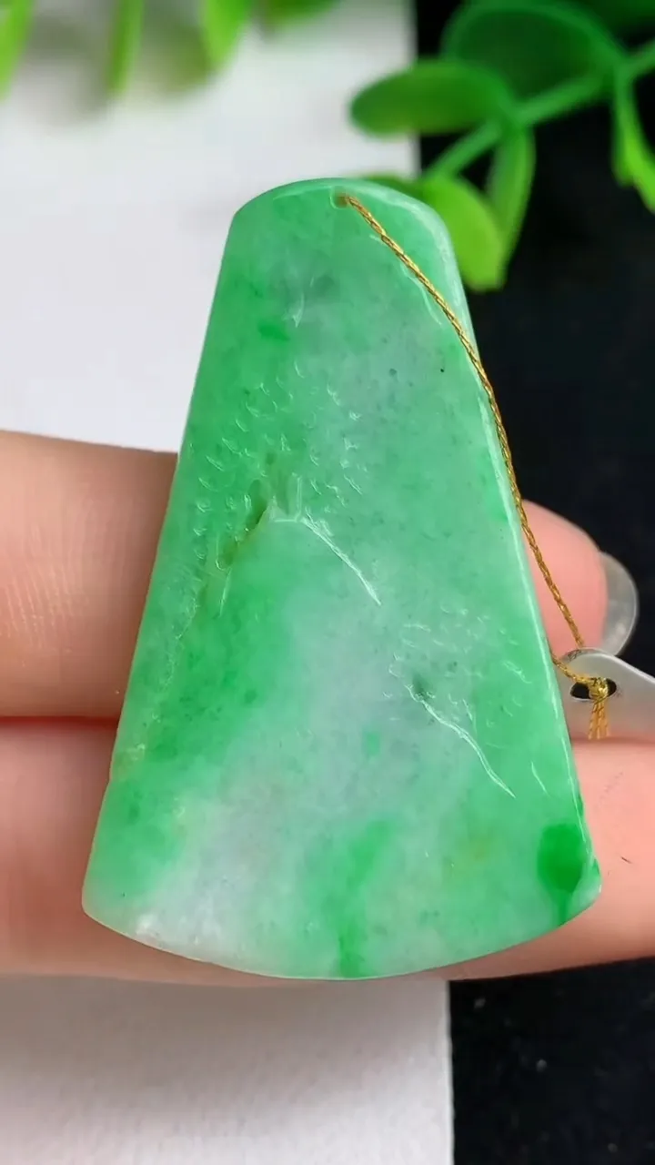 天然A货翡翠山水牌吊坠，尺寸43-26.3-5.3，重量:12.31g
5月19日