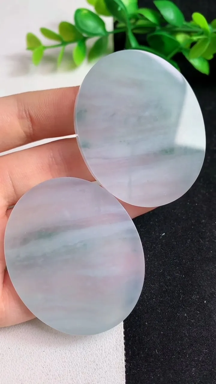 天然A货翡翠飘花无事牌吊坠一对，尺寸50-41.3-5.4，重量:63.69g
5月19日
