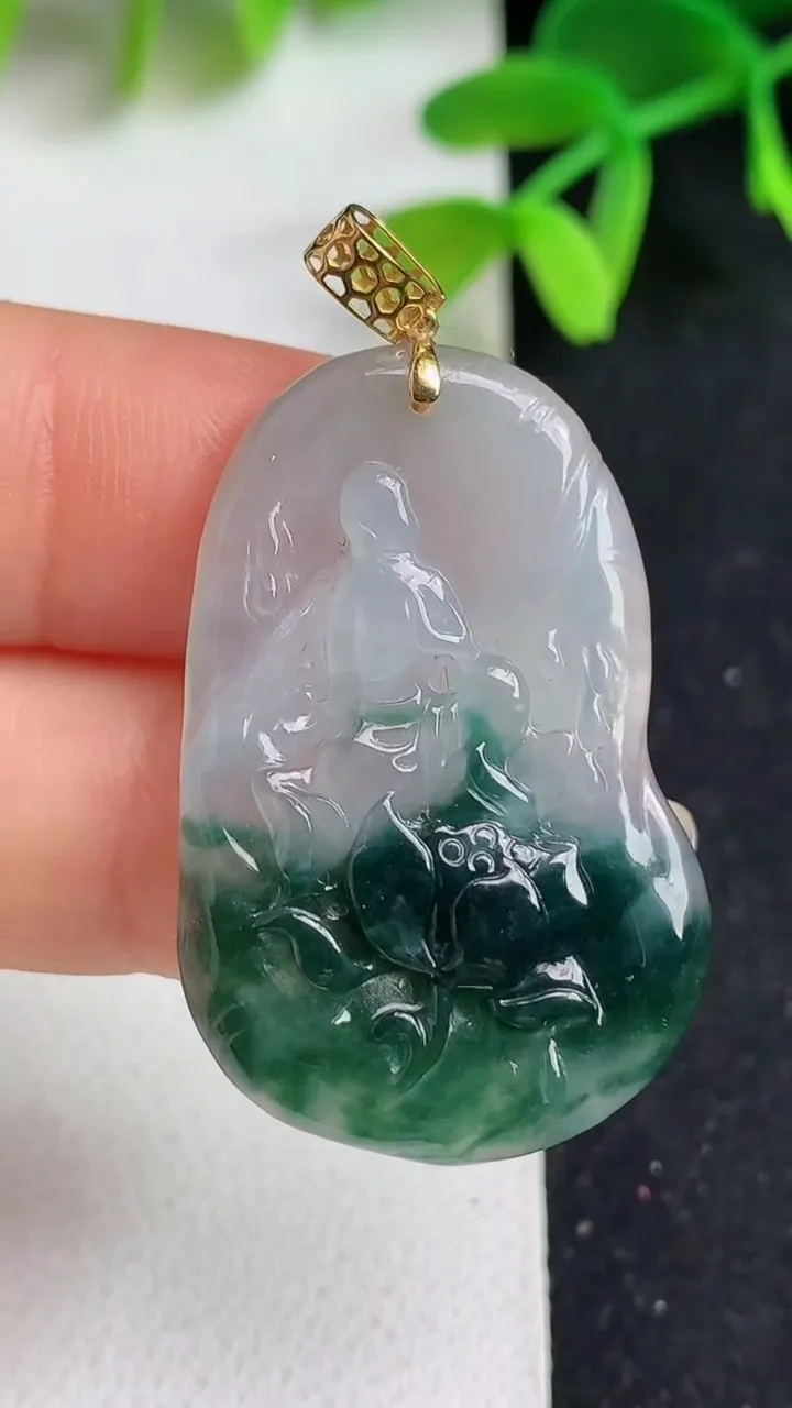 天然A货翡翠飘花无相观音吊坠，尺寸35-22.8-4.5，重量:7.35g
5月19日