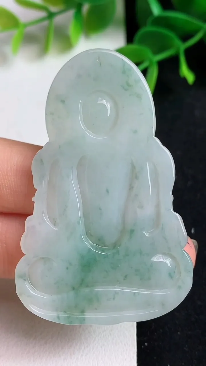 天然A货翡翠飘花度母吊坠，尺寸58-37-4.5，重量:17.10g
5月19日