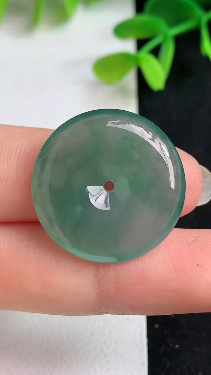 天然A货翡翠平安扣吊坠，尺寸23.8-5，重量:6.12g
5月19日