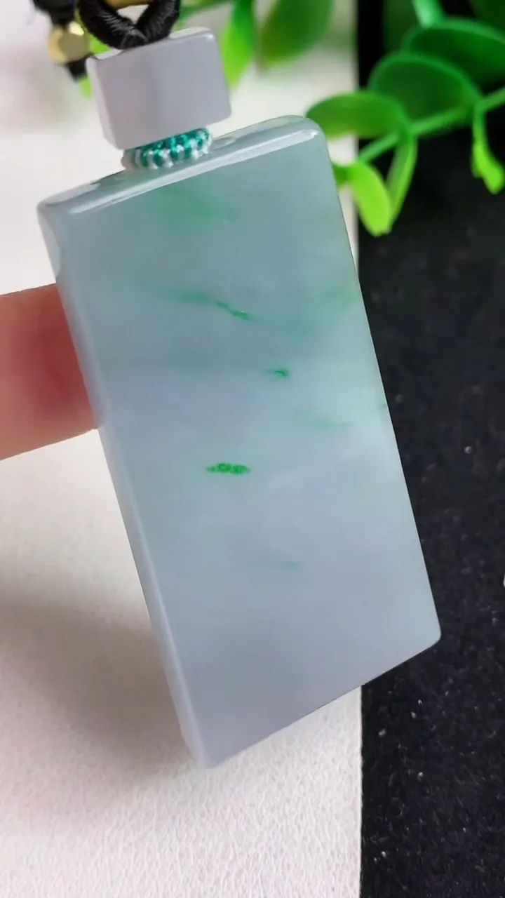 天然A货翡翠春带彩 紫罗兰无事牌吊坠，尺寸54.2-27.3-5.8，重量:31.98g
5月19日