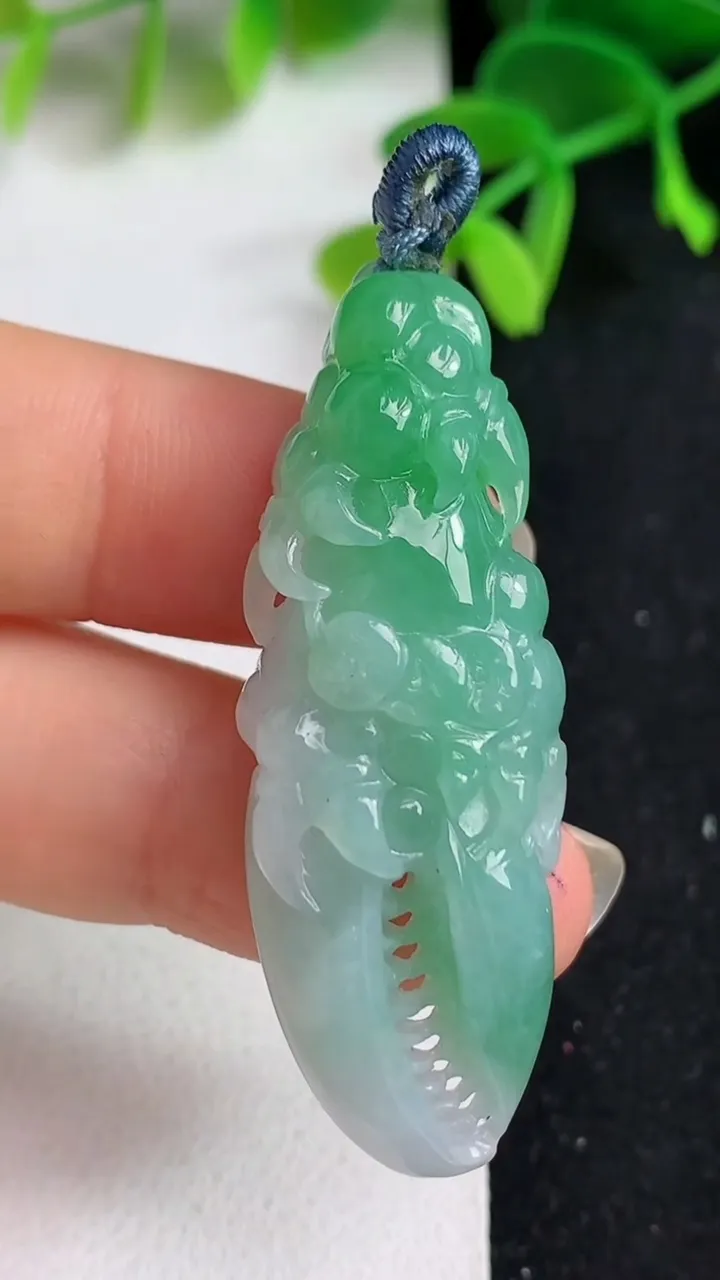 天然A货翡翠富甲一方吊坠，尺寸45-16.3-11.8，重量:12.90g
5月19日