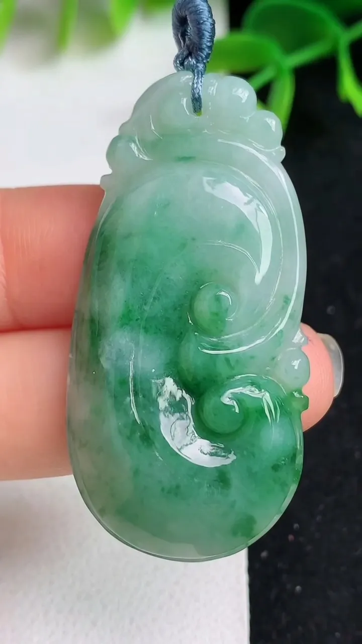 天然A货翡翠如意吊坠，尺寸47-23.5-6，重量:12.89g
5月19日