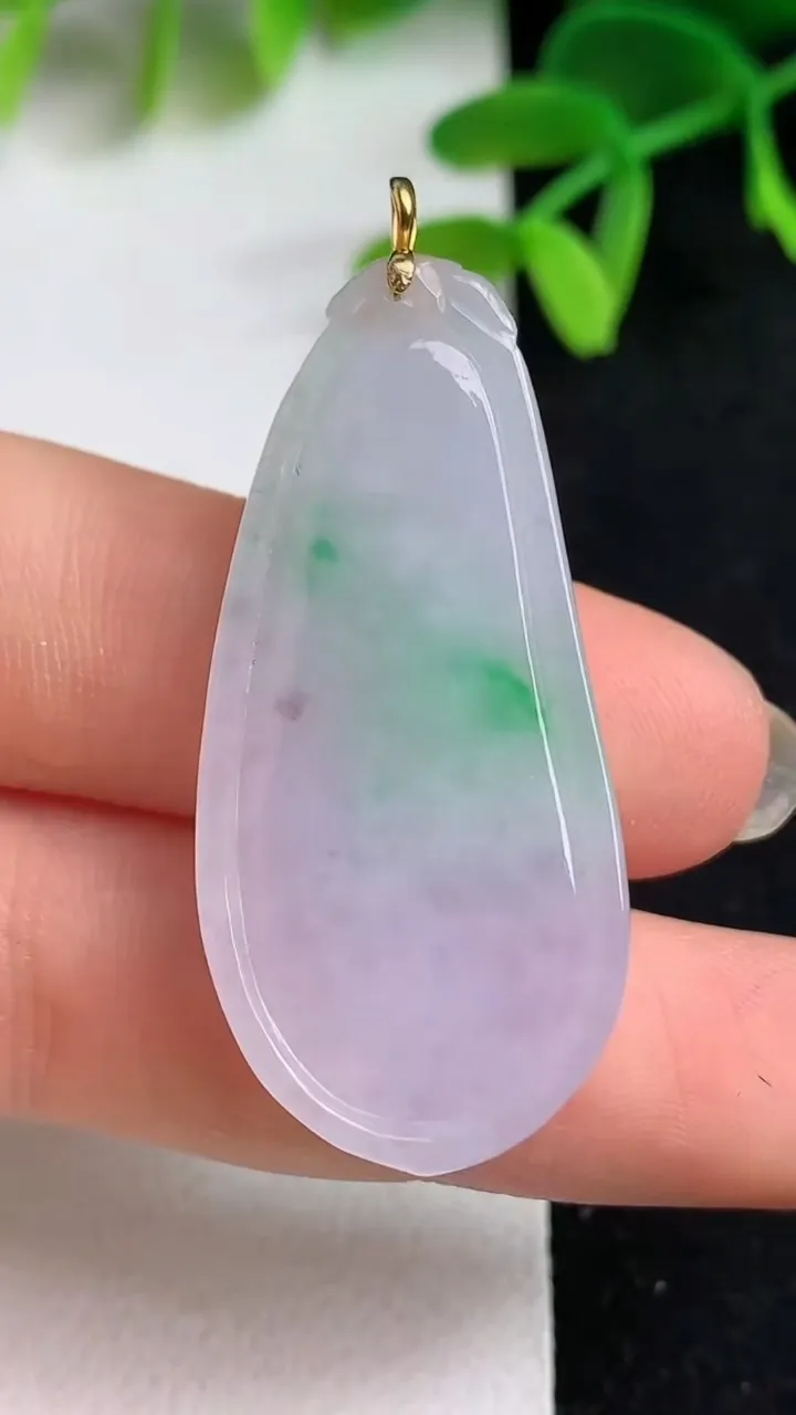 天然A货翡翠福瓜吊坠，尺寸39.4-18.6-6.8，重量:8.90g
5月19日