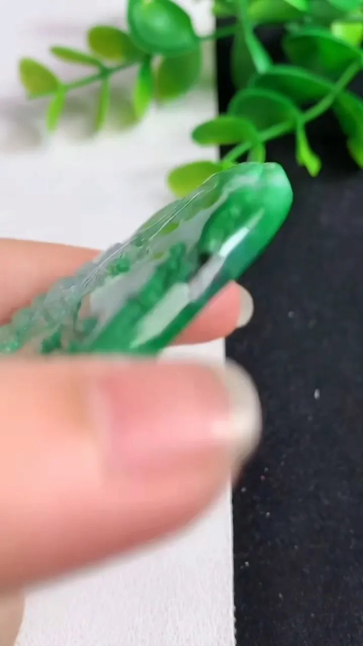 天然A货翡翠山水牌吊坠，尺寸70-45-5.4，重量:44.43g
5月19日