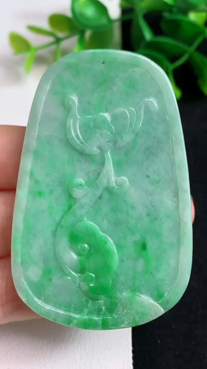 天然A货翡翠龙牌吊坠，尺寸64.2-41.4-6，重量:36.24g
5月19日