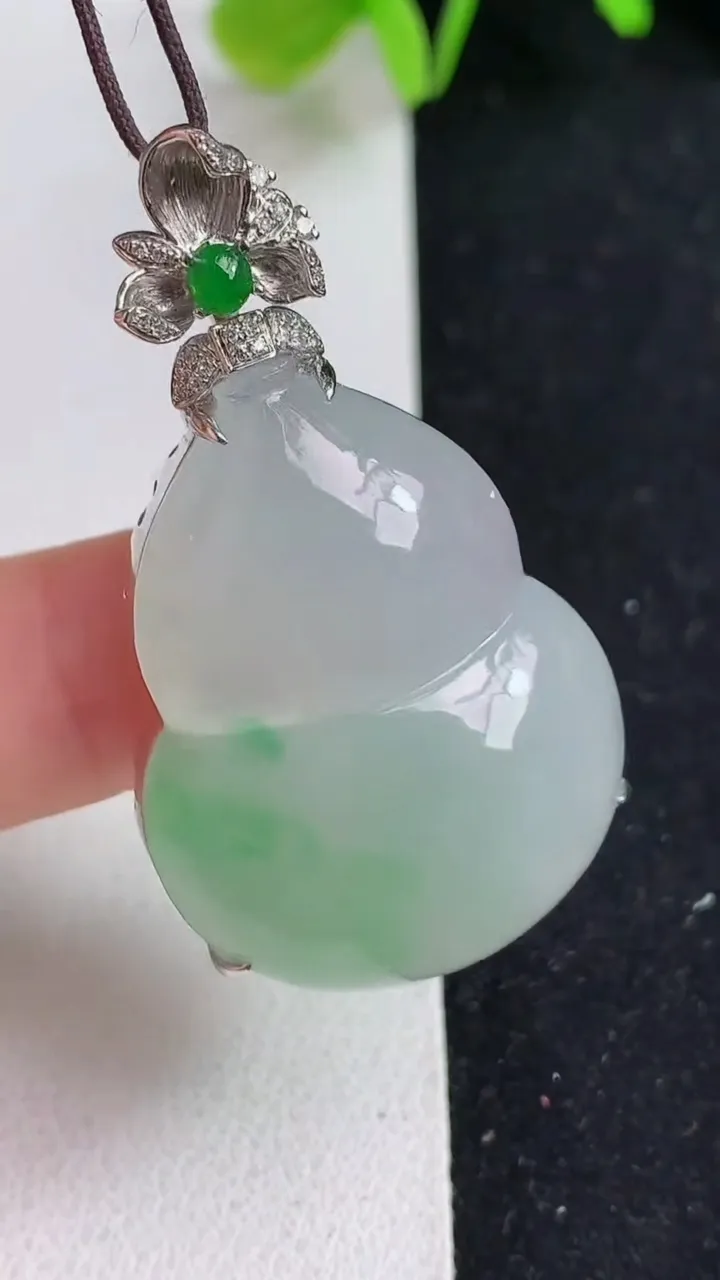 天然A货翡翠葫芦吊坠，尺寸33-25-12，重量:14.61g
5月19日