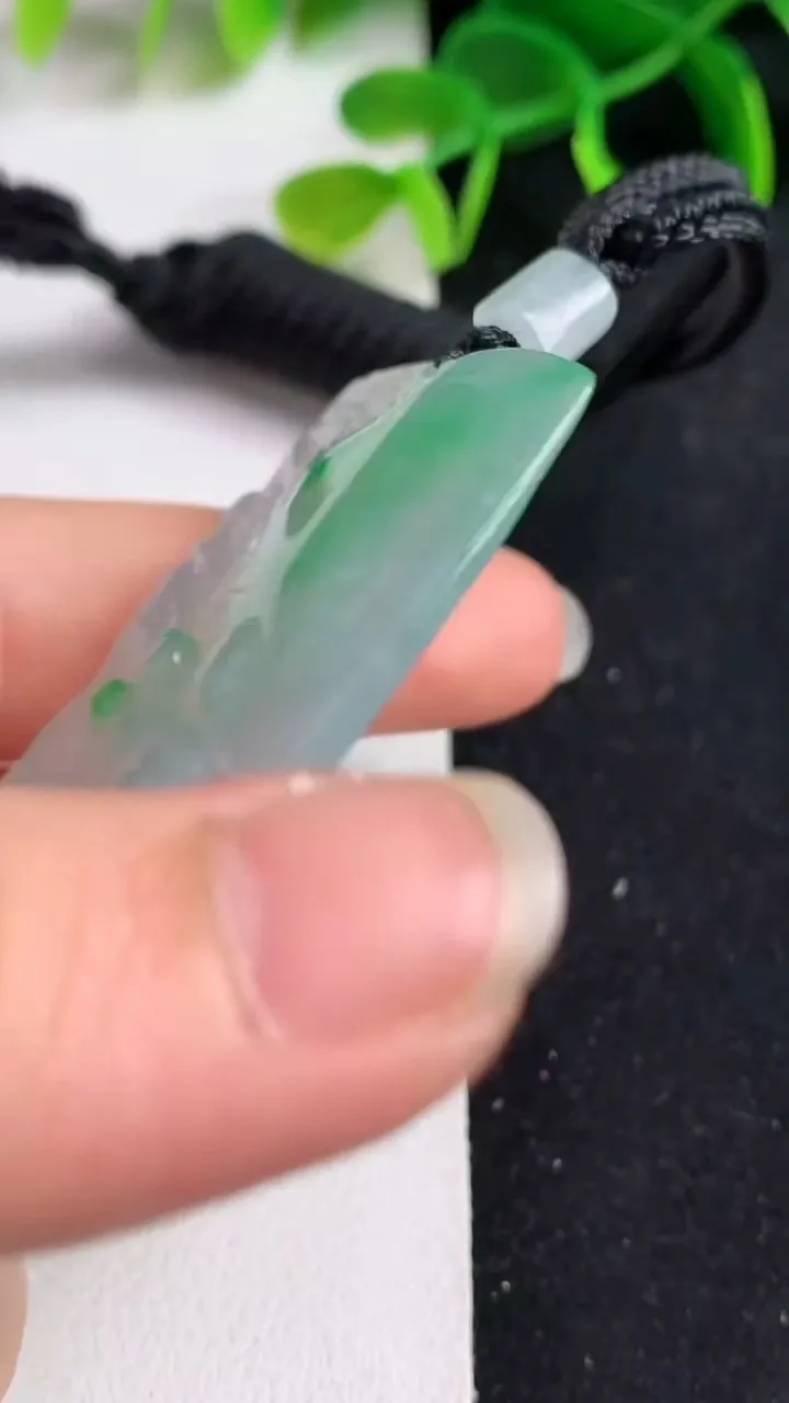 天然A货翡翠山水牌吊坠，尺寸57.8-33-5，重量:28.94g
5月19日