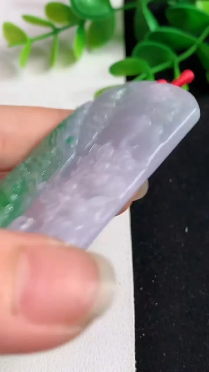 天然A货翡翠山水牌吊坠，尺寸71-44.2-5.6，重量:40.55g
5月19日