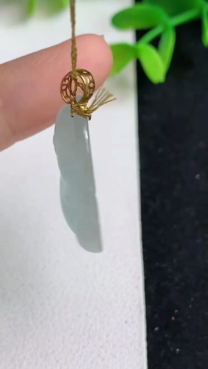 天然A货翡翠飘花佛公吊坠，尺寸24.7-26.5-5.8，重量:5.86g
5月19日