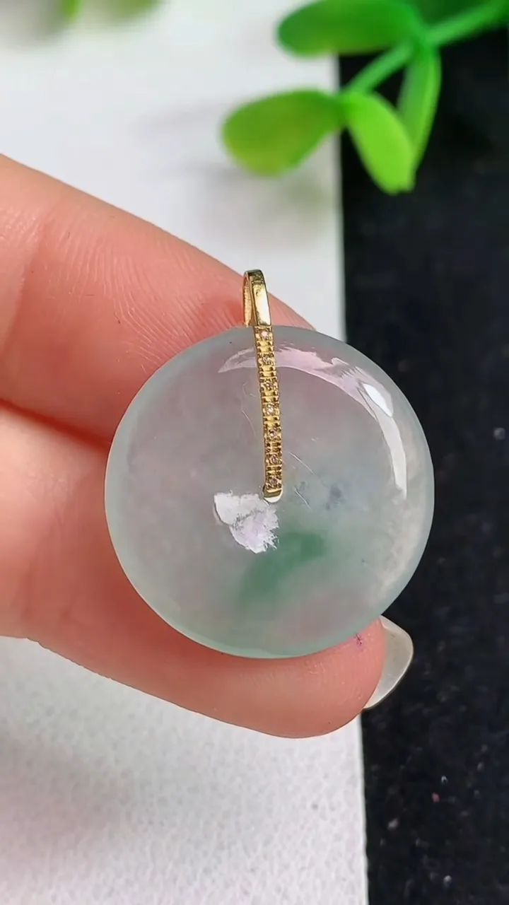 天然A货翡翠平安扣吊坠，尺寸21.3-3.6，重量:3.73g
5月19日
