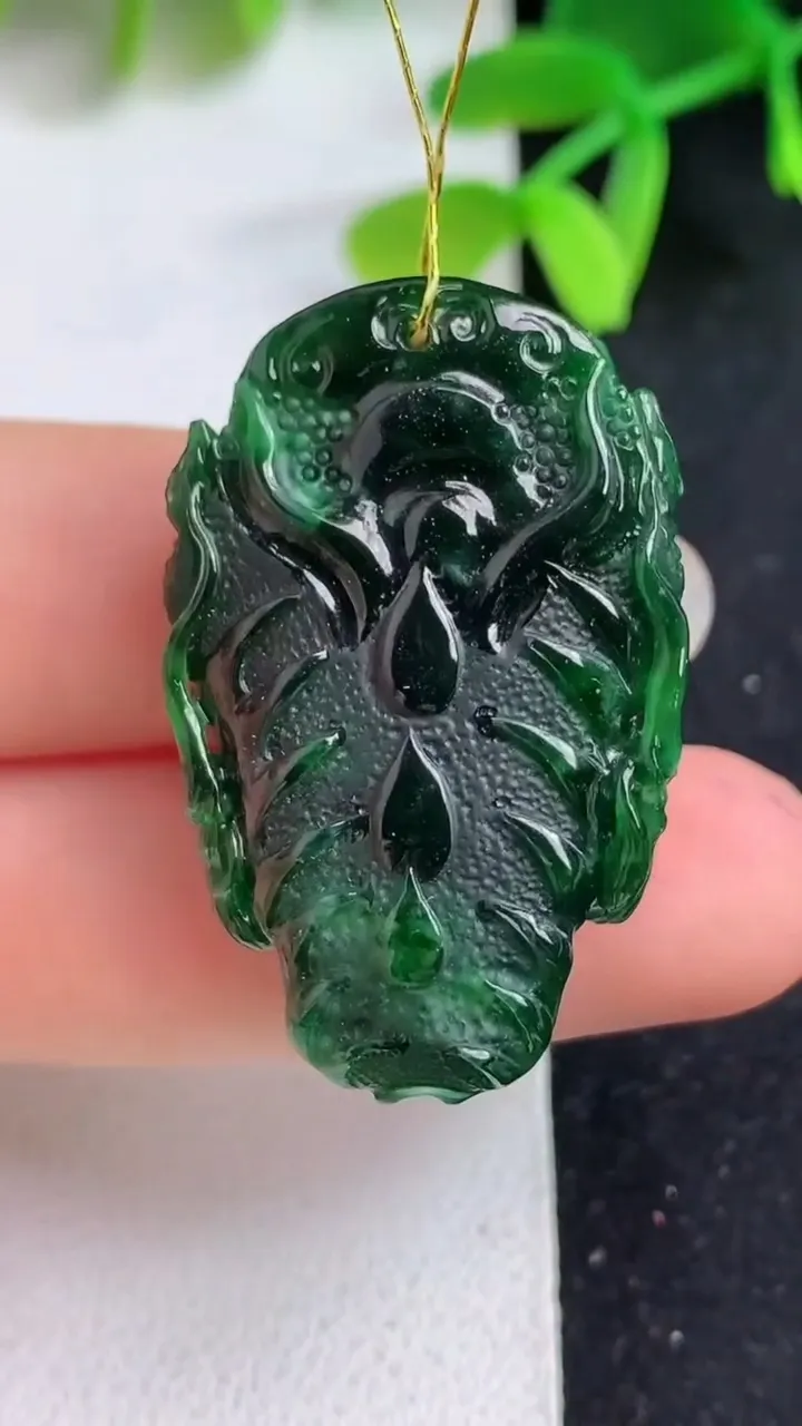 天然A货翡翠老蓝水龙牌吊坠，尺寸35.6-21.7-10.5，重量:13.05g
5月19日