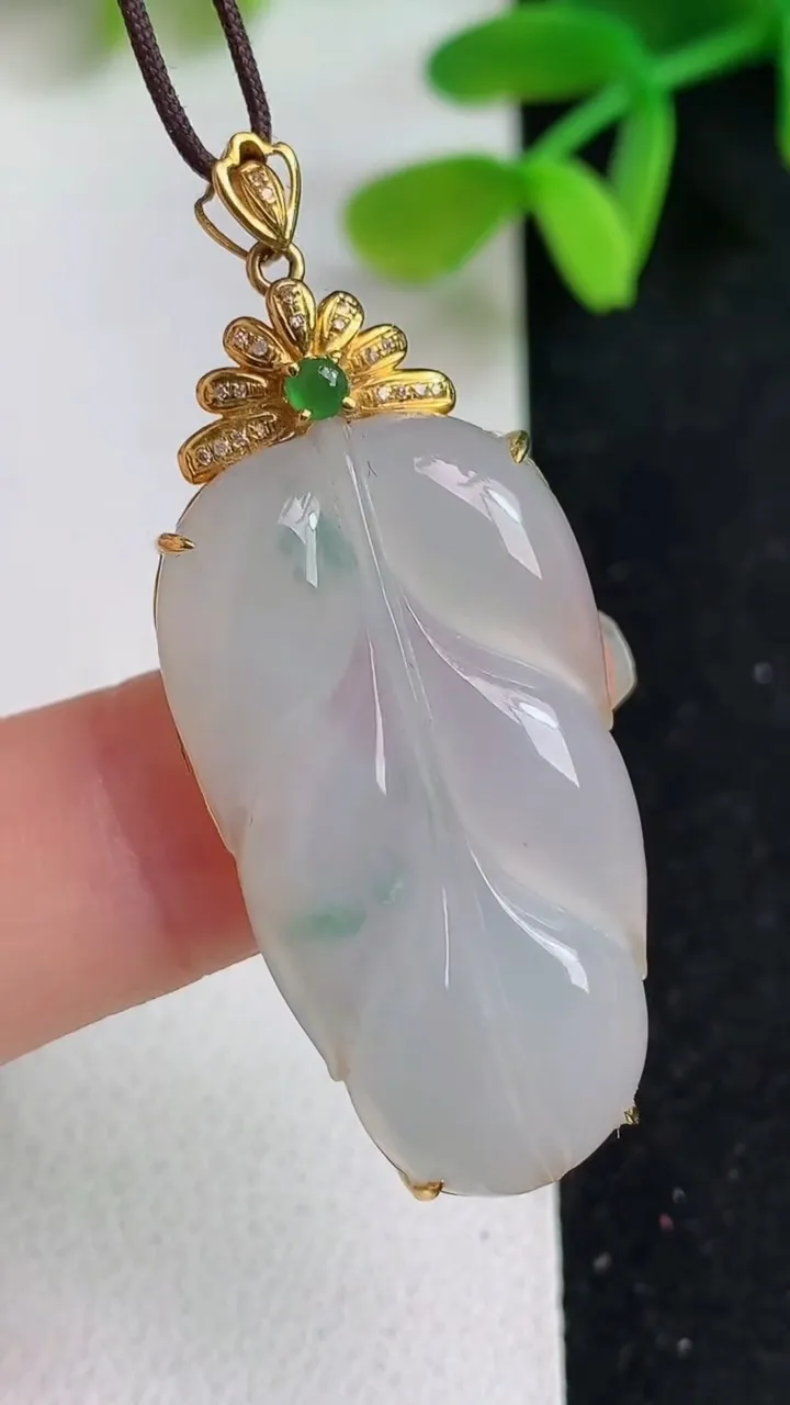 天然A货翡翠飘花金枝玉叶 叶子吊坠，尺寸32.2-17.8-6.7，重量:6.04g
5月19日
