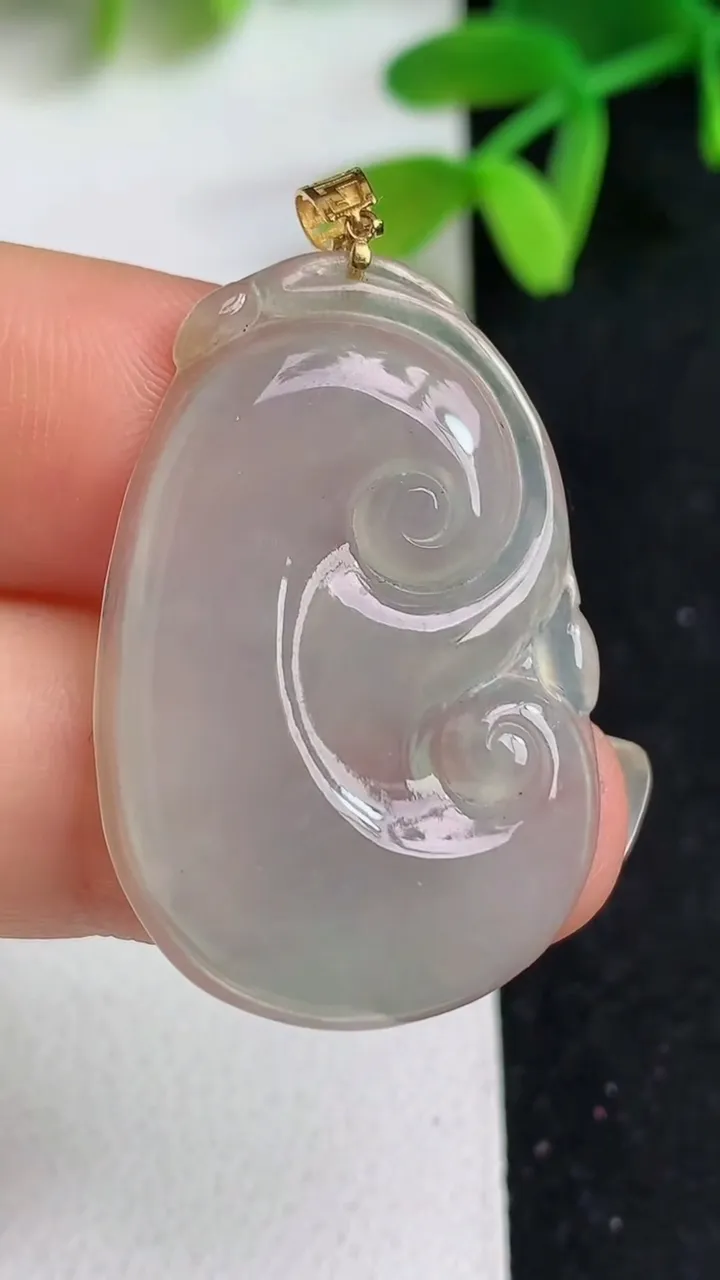 天然A货翡翠白冰如意吊坠，尺寸33-21.8-3.2，重量:4.38g
5月19日