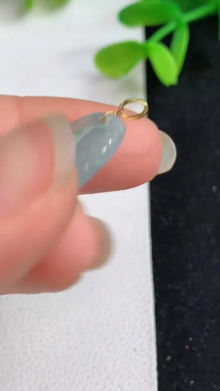 天然A货翡翠k金飘花如意吊坠，尺寸26.3-18.6-3.4，重量:4.31g
5月19日