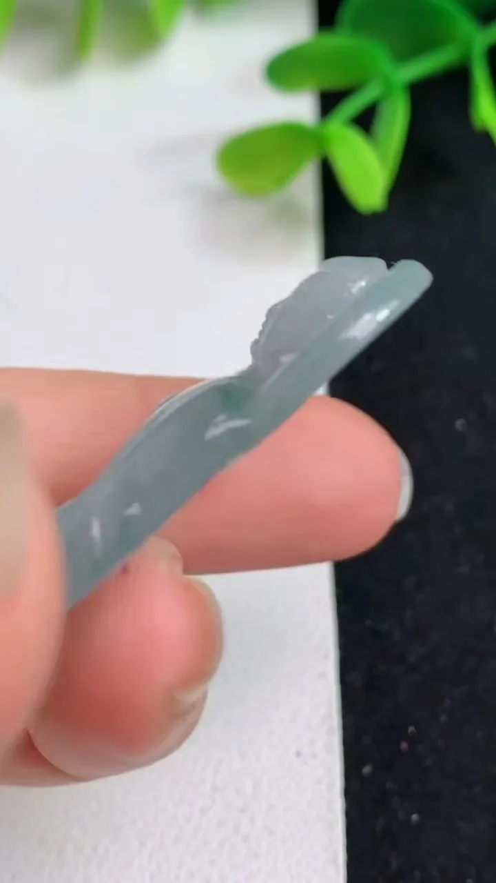 天然A货翡翠飘花阿弥陀佛吊坠，尺寸46.3-25.8-5.2，重量:12.08g
5月19日