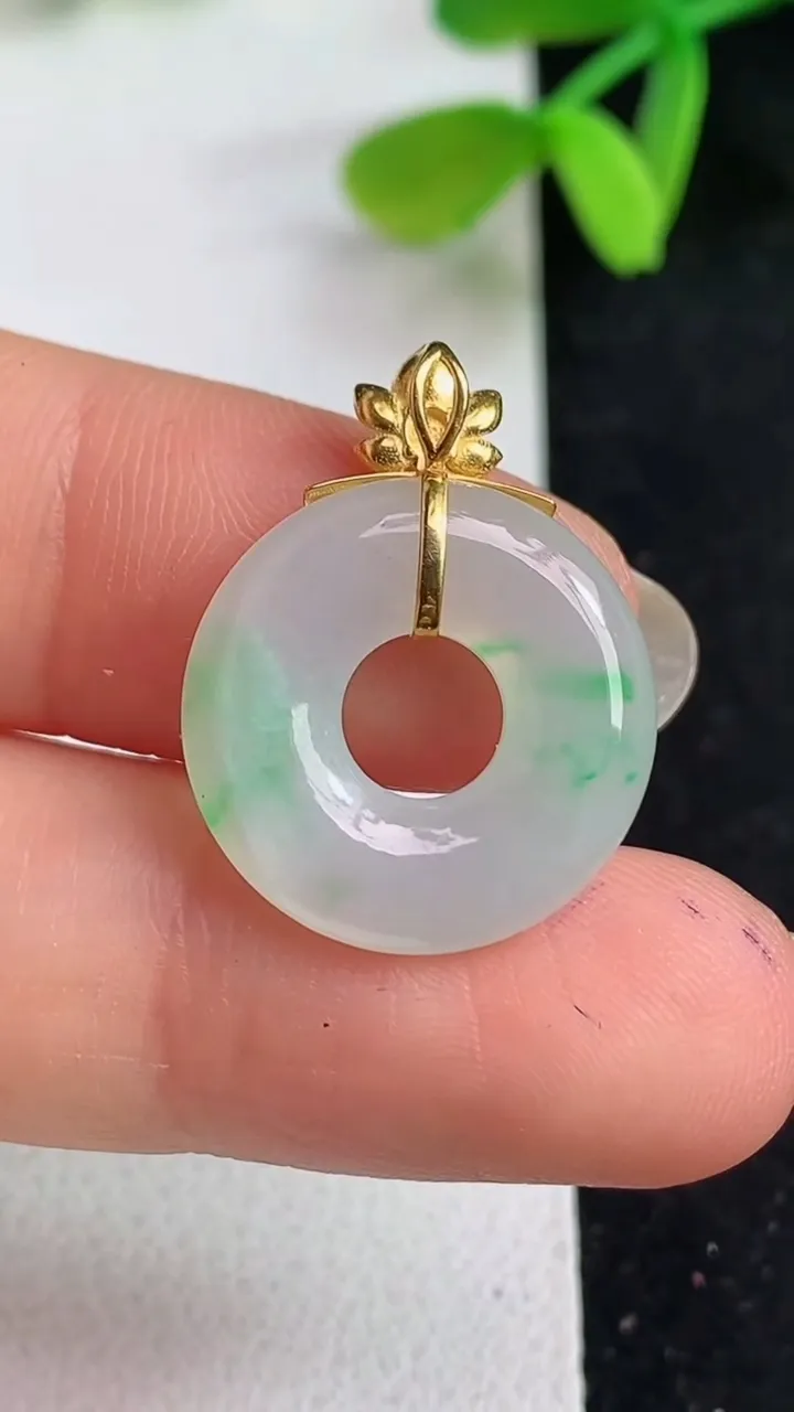天然A货翡翠平安环吊坠，尺寸17.6-3.6，重量:2.31g
5月19日