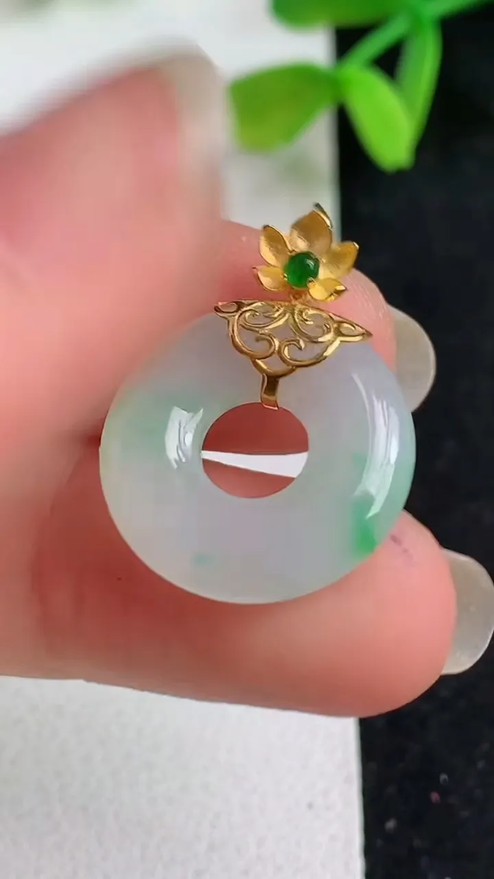 天然A货翡翠平安环吊坠，尺寸17.6-3.6，重量:2.31g
5月19日