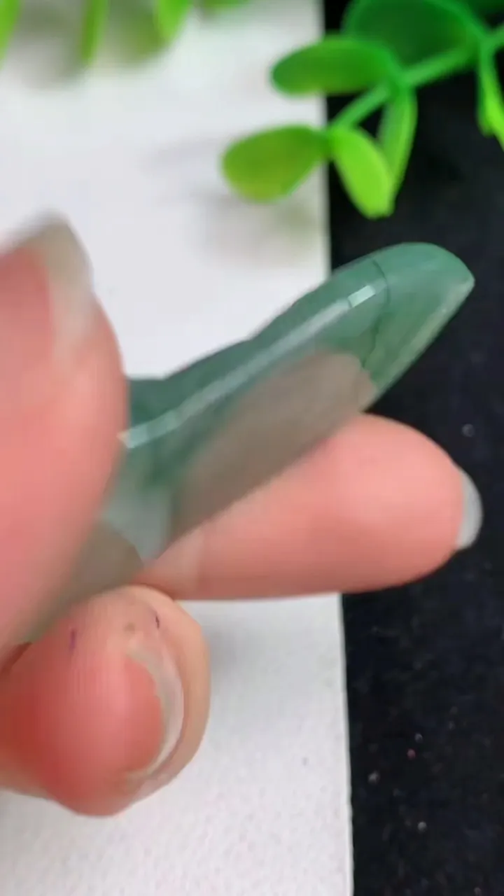 天然A货翡翠飘花素衣观音吊坠，尺寸42.8-22.6-6.2，重量:11.71g
5月19日