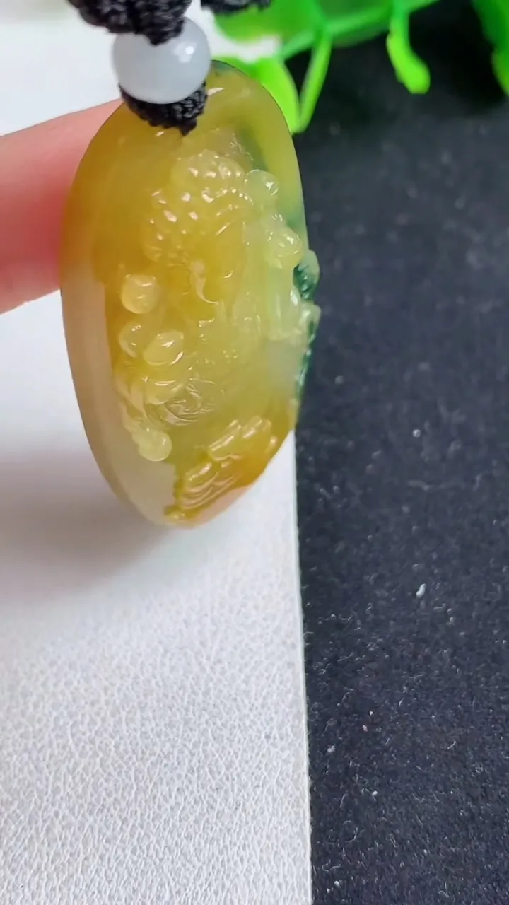 天然A货翡翠双彩财神爷吊坠，尺寸50.6-25.8-8.4，重量:31.46g
5月19日