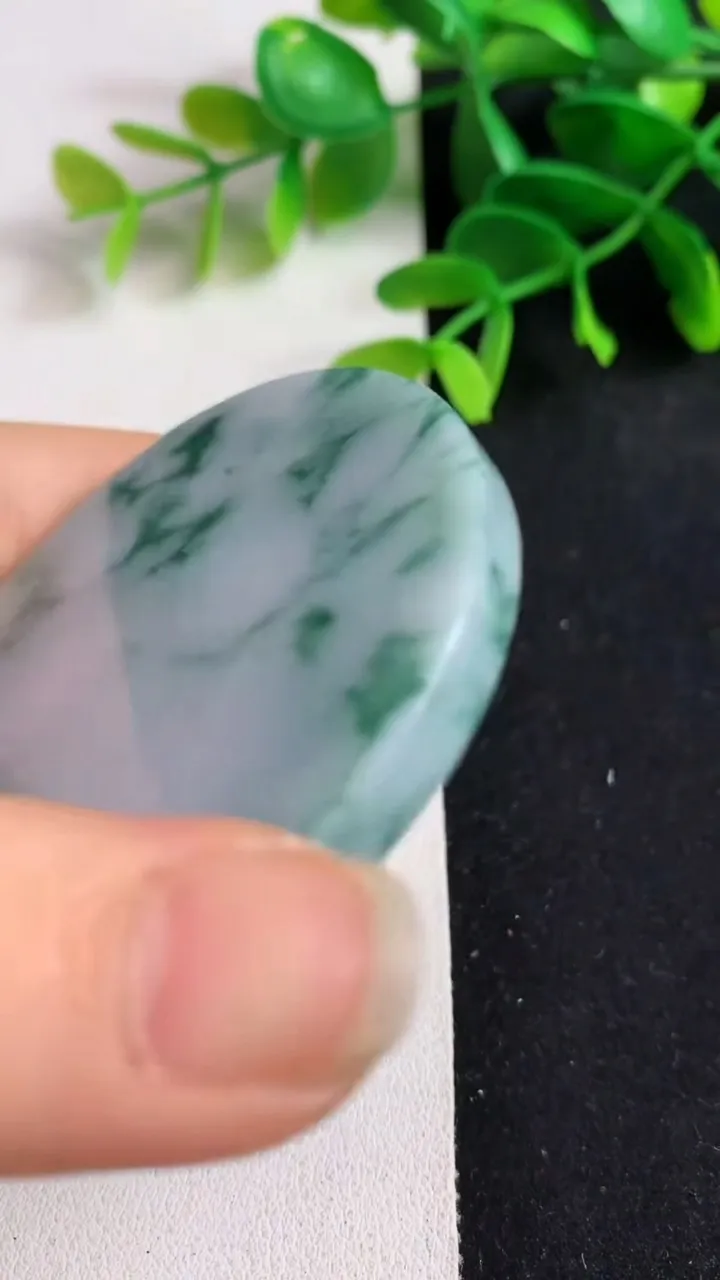天然A货翡翠飘花无事牌吊坠，尺寸54.2-5.6，重量:44.57g
5月19日