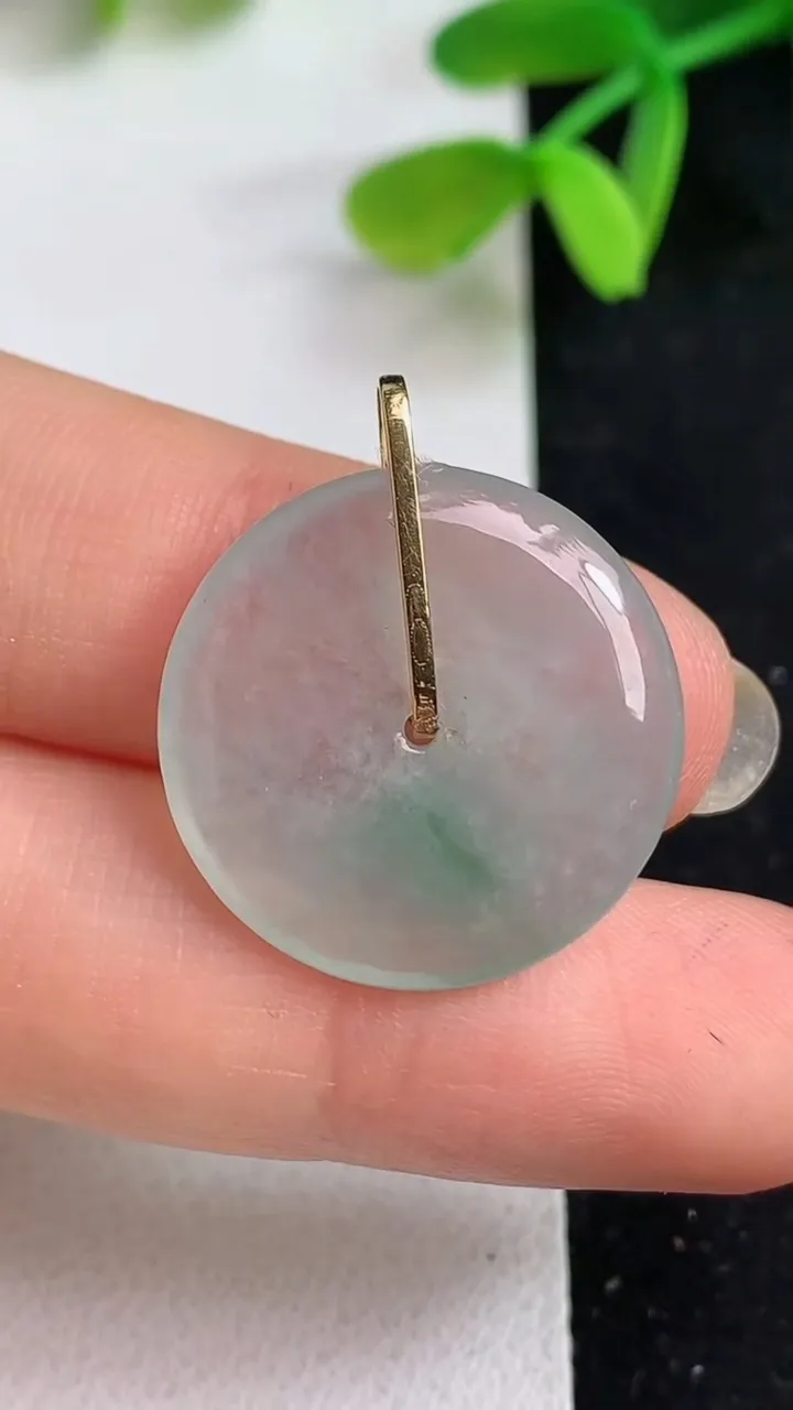 天然A货翡翠平安扣吊坠，尺寸21.3-3.6，重量:3.73g
5月19日