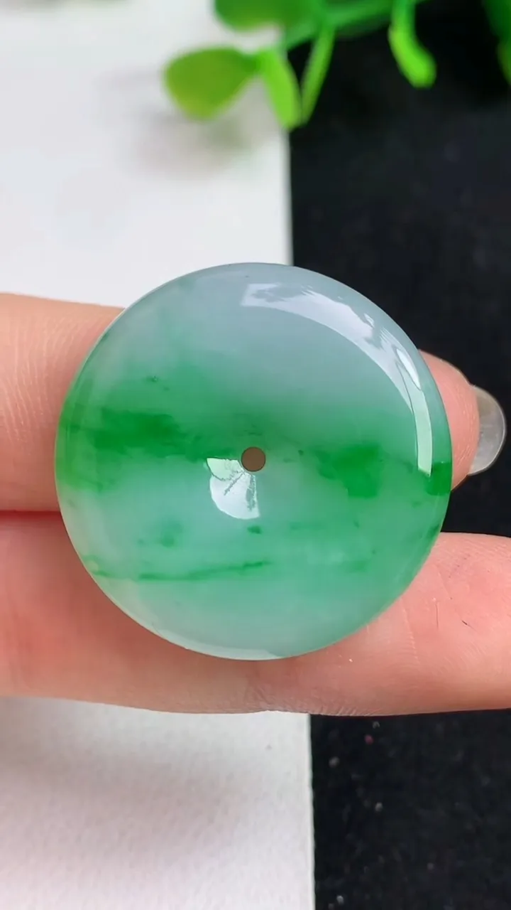 天然A货翡翠平安扣吊坠，尺寸28.2-5.8，重量:10.30g
5月19日