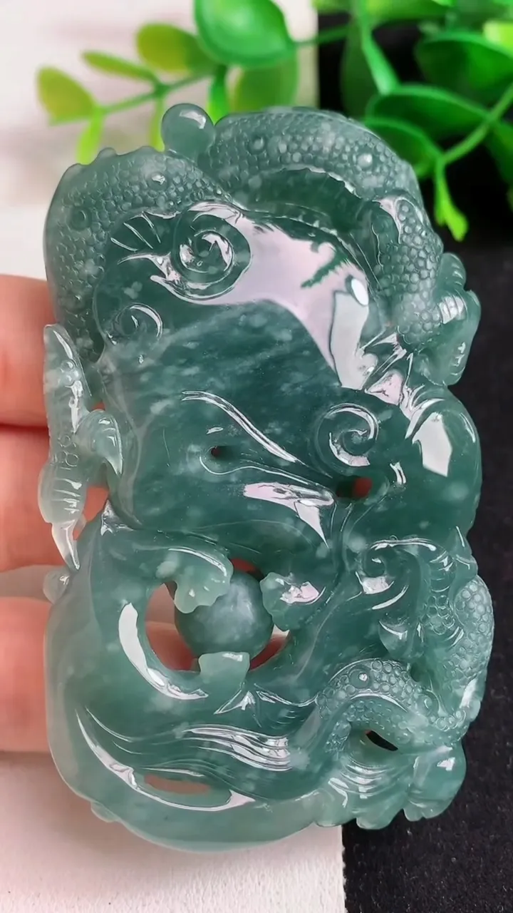 天然A货翡翠蓝水龙牌吊坠，尺寸78-45-13，重:72.26g
5月19日