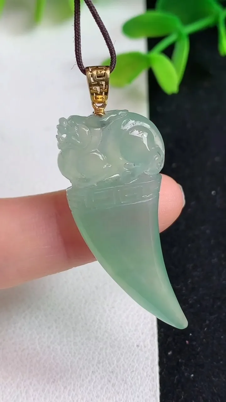 天然A货翡翠狼牙吊坠，尺寸37.4-16.5-6，重量:6.65g
5月19日