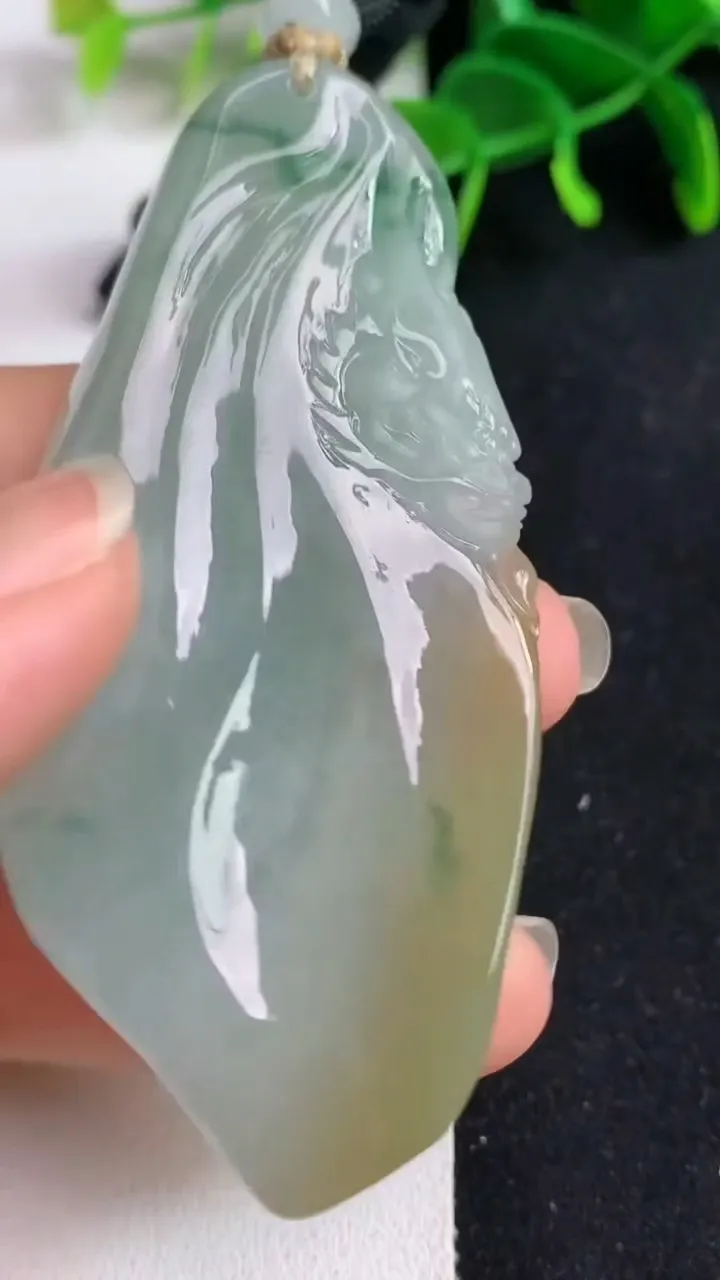 天然A货翡翠双彩祥龙观音菩萨吊坠，尺寸74.7-33.7-12.4，重量:57.88g
5月19日
