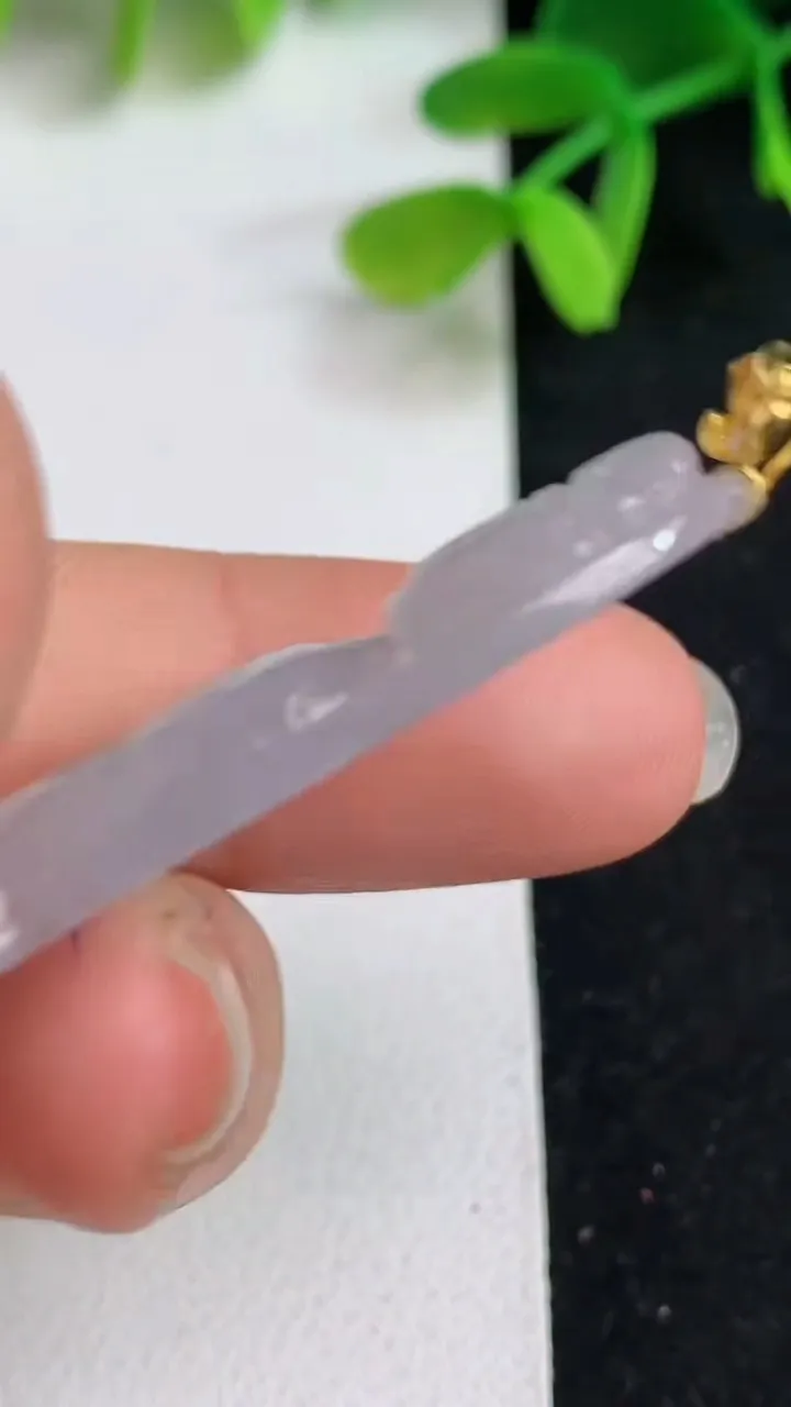 天然A货翡翠飘花素衣观音吊坠，尺寸41.3-21.5-5，重量:8.41g
5月19日