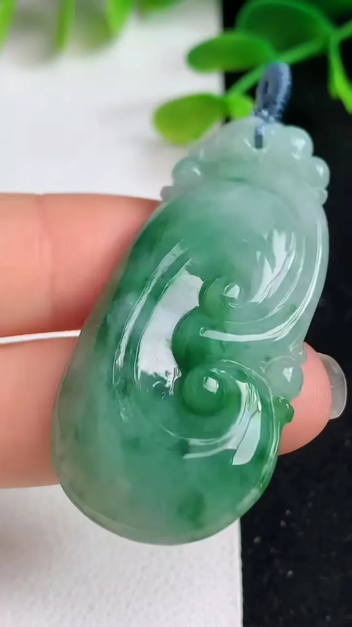 天然A货翡翠如意吊坠，尺寸47-23.5-6，重量:12.89g
5月19日