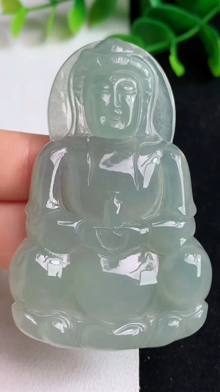 天然A货翡翠观音菩萨吊坠，尺寸65-41.4-5.5，重量:25.00g
5月19日