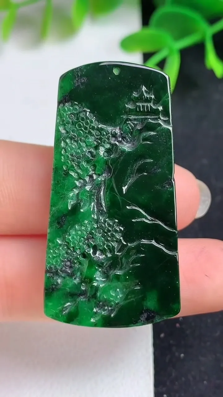 天然A货翡翠山水牌吊坠，尺寸42.3-21.5-6.7，重量:15.17g
5月19日