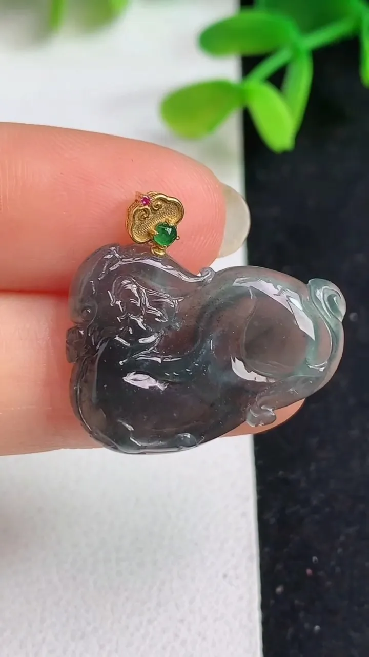 天然A货翡翠麒麟牌吊坠，尺寸18.5-25.5-3.4，重量:2.84g
5月19日