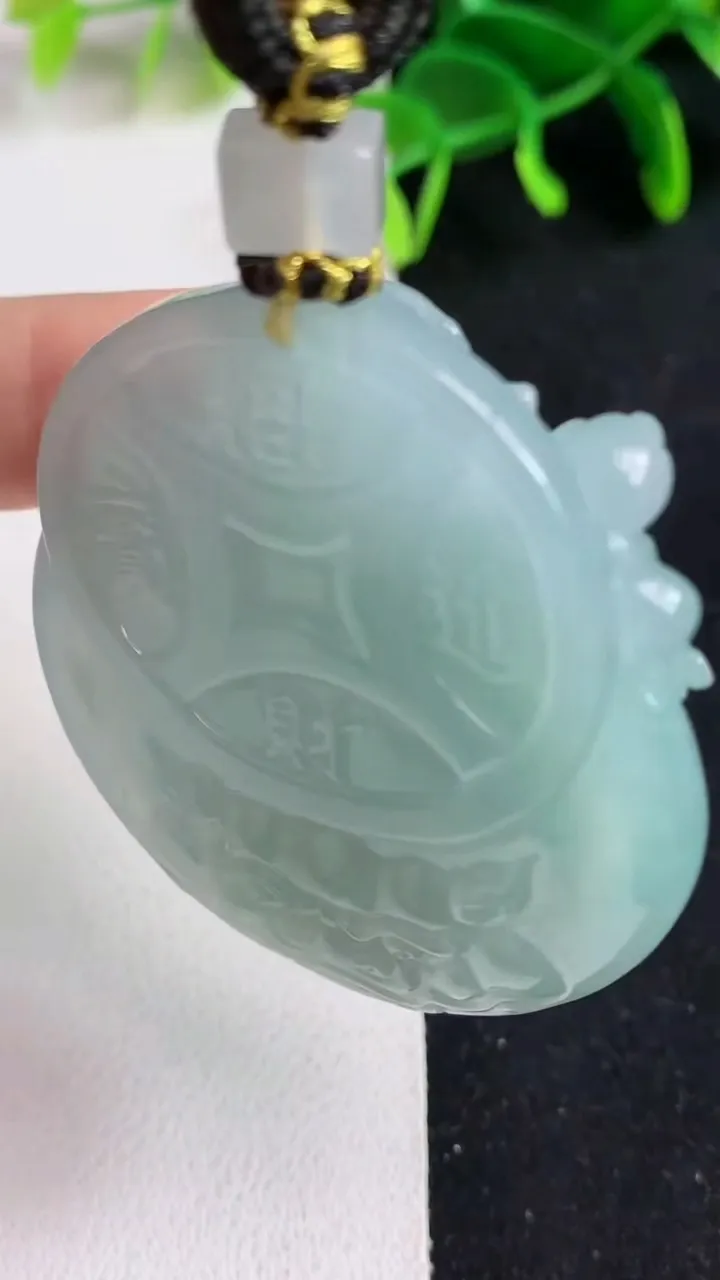 天然A货翡翠财神爷吊坠，尺寸49.4-44-11.8，重量:51.17g
5月19日