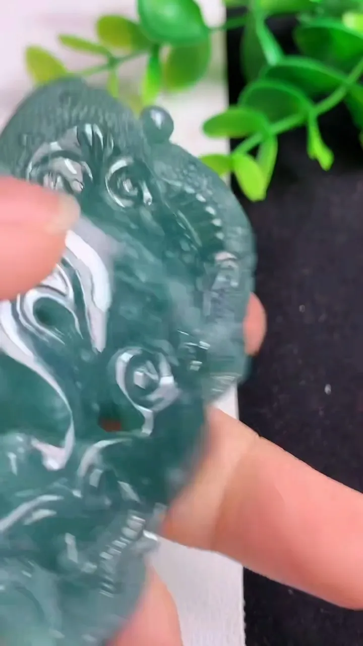 天然A货翡翠蓝水龙牌吊坠，尺寸78-45-13，重:72.26g
5月19日
