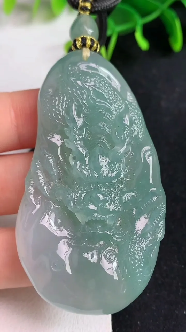 天然A货翡翠龙牌吊坠，尺寸63.8-34.4-10.3，重量:47.93g
5月19日