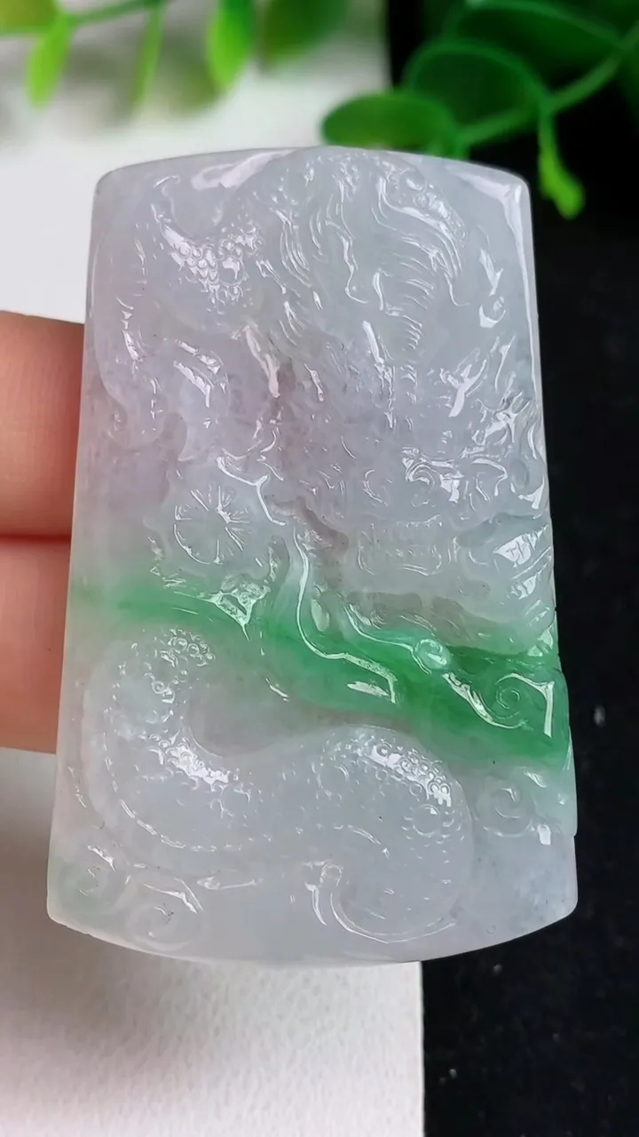 天然A货翡翠龙牌吊坠，尺寸54-34-5，重量:22.73g
5月19日