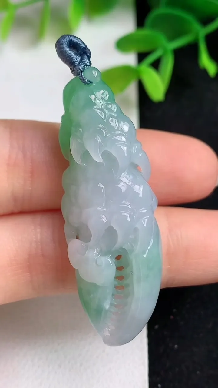 天然A货翡翠富甲一方吊坠，尺寸45-16.3-11.8，重量:12.90g
5月19日