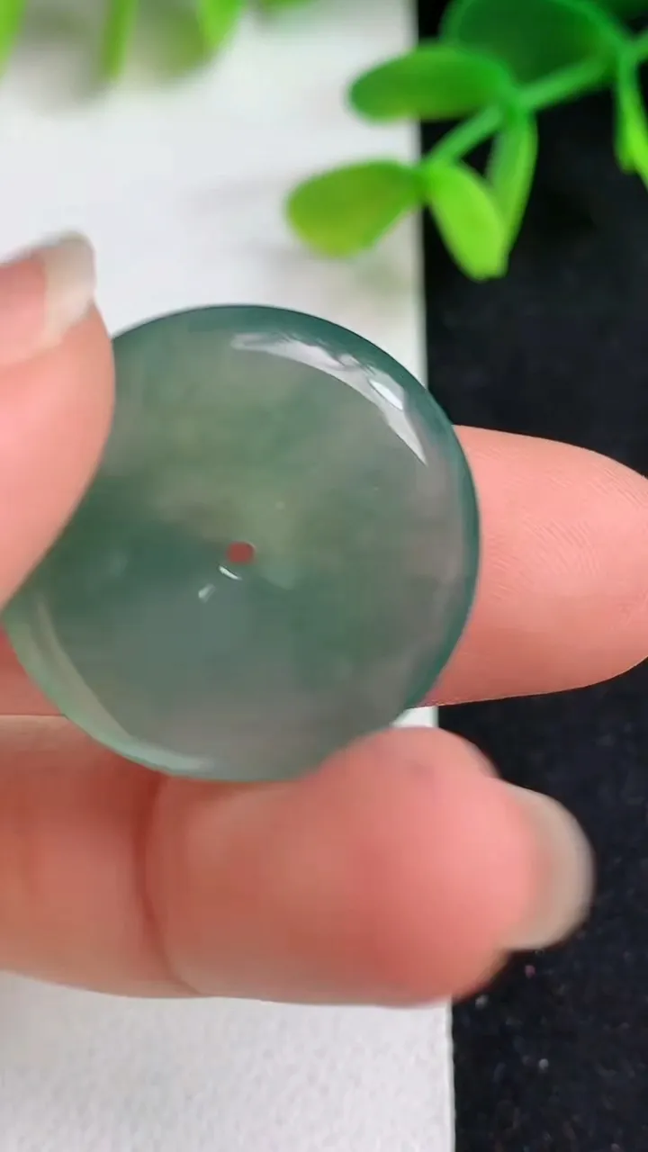 天然A货翡翠平安扣吊坠，尺寸23.8-5，重量:6.12g
5月19日