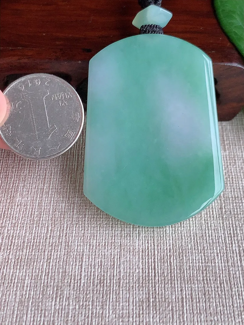 a货翡翠老坑冰种飘绿无事牌吊坠  尺寸55.3×39×6.7mm 重量41.85g 0518