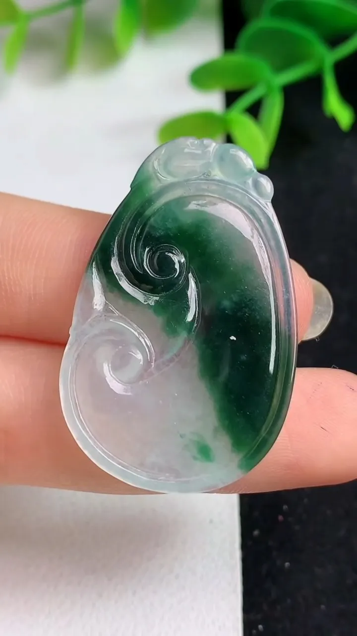 天然A货翡翠如意吊坠，尺寸36.8-23.6-3，重量:5.16g
5月19日